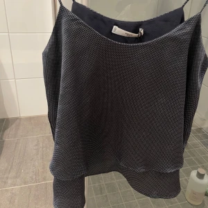 Volang Topp - Super fin topp från mango, perfekt till sommaren! storlek xs, knappt använd och har inga defekter☀️