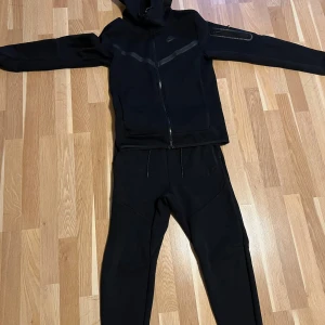 Nike tech dress !  - Säljer en svart nike tech dress . Fint skick i storlek xs . Inga skador , färgen är  väldigt stilren 