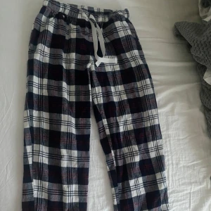 pyjamasbyxor - Mysiga pyjamasbyxor i bomull med tjockt material som är varmt, är i bra skick utom en målarsfärgsfläck som man knappast märker av och enkelt kan få bort.