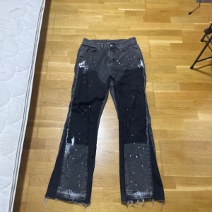 Flared Jeans - Flared jeans de passar inte mig och är lite för stora men passar om man är ungefär 168