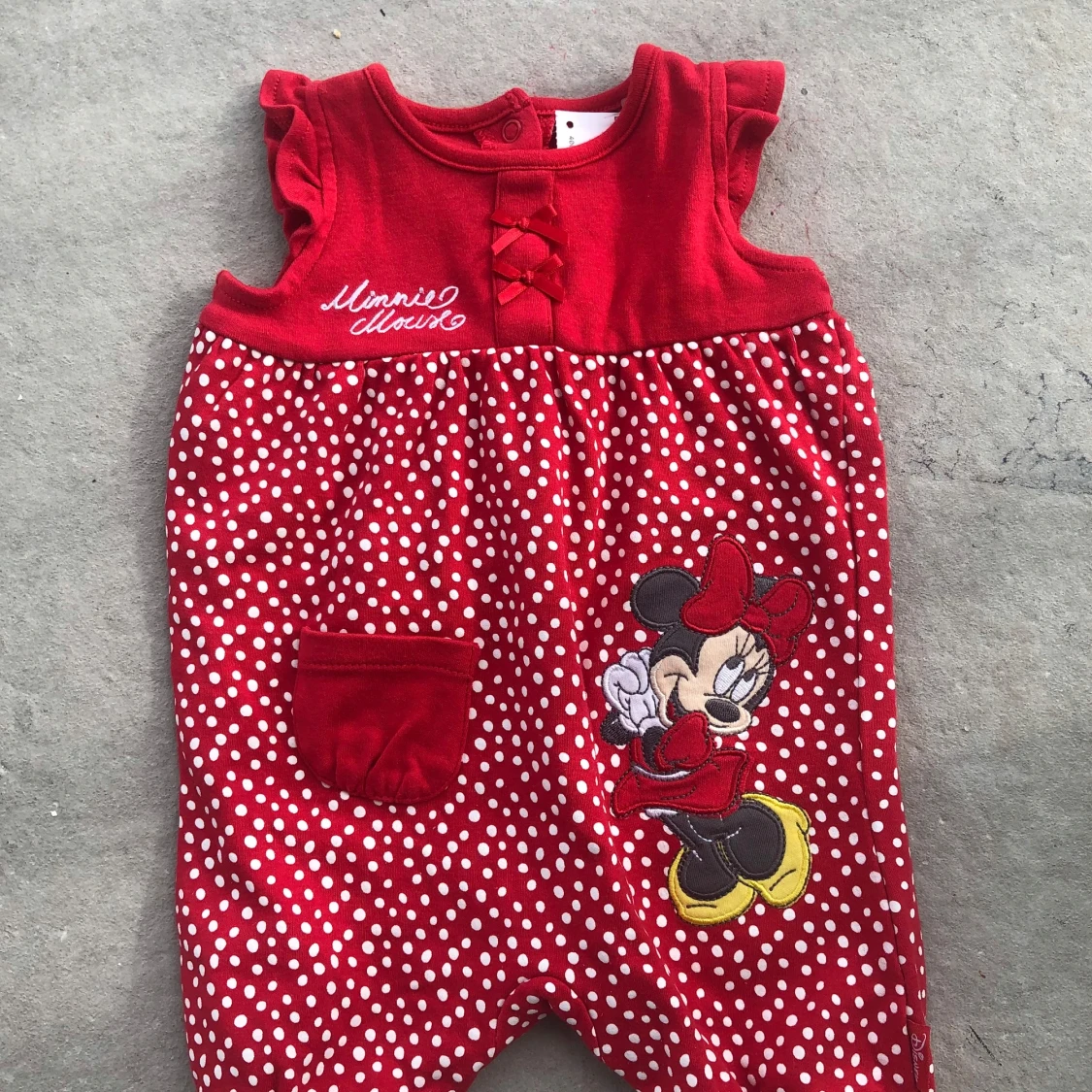 Röd prickig jumpsuit med Minnie Mouse
