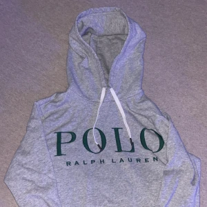 Polo ralph lauren - Säljer en grå hoodie från Polo Ralph Lauren med stor grön logga, köpte för 1.5k från båstad