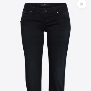 Svarta jeansbyxor från LTB Valerie - Svarta jeansbyxor från LTB, modell Valerie. Klassisk femficksdesign med normal passform och raka ben. Byxorna har knapp och dragkedja framtill samt diskreta sömmar. Perfekta svarta jeans för en stilren look.