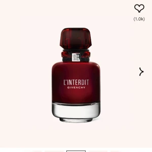 L'Interdit Eau de Parfum från Givenchy - En elegant parfymflaska i mörkrött glas med svart och silverdetaljer. L'Interdit från Givenchy har en lyxig och modern design med rundad form och genomskinlig bas. Perfekt för dig som vill ha en sofistikerad doftupplevelse. Nypris: 1440kr, endast lite använd.