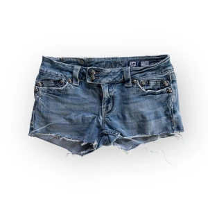 Blå jeansshorts från Miss Me - Storlek 30 passar M. Midja 39, längd 28.