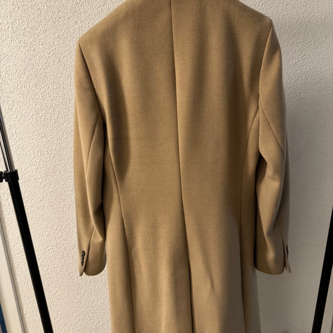 Beige kappa med klassisk krage - 1