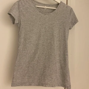 Grå basic tröja - Säljer denna gråa basictopp från Cubus i storlek Xs. Finns att hämta i Göteborg eller kan skickas omgående.
