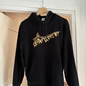 Saint Laurent Hoodie - Snygg hoodie från Saint Laurent, skick 8/10 då ena snöret är lite sönder. 