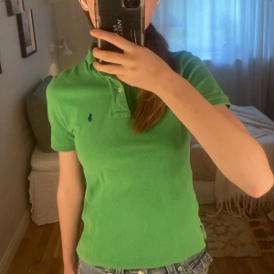 Grön pikétröja från Polo Ralph Lauren - En grön piké från Ralph lauren. Midjan och bystmåtten från hon på bilden är 68/midja och byst 76 cm. 