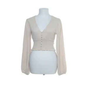 Blus - Jättefin tröja. Den har en fläck som syns på sista bilden men den går säkert att tvätta bort.