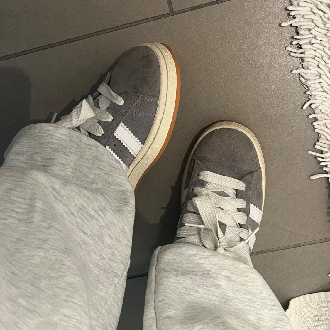 Grå Adidas sneakers med vita detaljer - 3