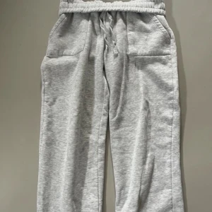 Low waist sweatpants - Säljer mina virala lager 157 sweatpants!  De är de mörkgråa och är i fint skick! Säljer då jag växt ur denna storlek 140, vilket är jättesynd då dem är SÅ fina och SÅ sköna! 💓 Pris kan diskuteras! Nyköpta för 200kr!