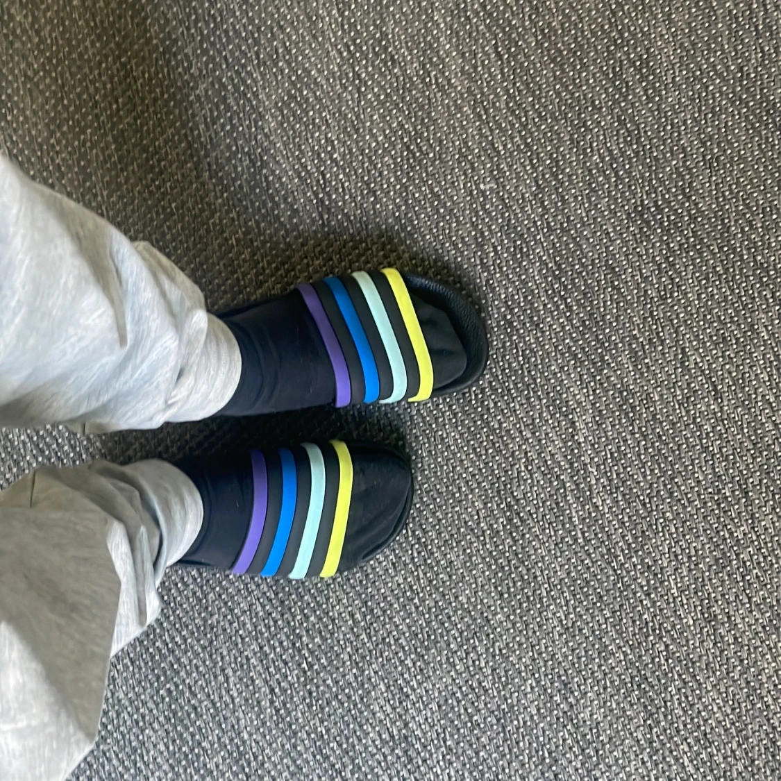 Svarta sandaler med färgglada ränder från Reserved - 2