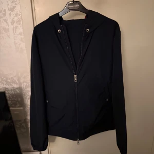 Moncler windbreaker  - Snygg mörk blå Moncler windbreaker i stolen S. Är jätte öppen för byten så tveka inte att skriva vid bud eller frågor. Prisger inte hugget i sten de är bara att skriva.