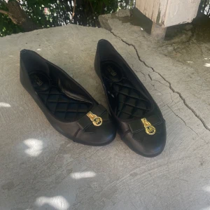Michael Kors ballet flats - Jättefina ballerinaskor från Michael Kors, svarta med guldiga detaljer! Tyvärr är de lite stora för mig så jag måste sälja med tungt hjärta. Endast använda 2 gånger så i väldigt fint skick!💗🥰