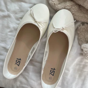 Vita ballerinaskor 39 - Helt nya, oanvända ballerinaskor från Lager 157 ❣️ Köpta för 200