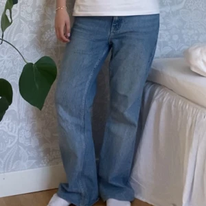 Blå jeans  - Säljer dessa Såå snygga blå jeans💙Är rund 160cm lång. Säljer då dom inte kommit till användning. Original pris 450kr 