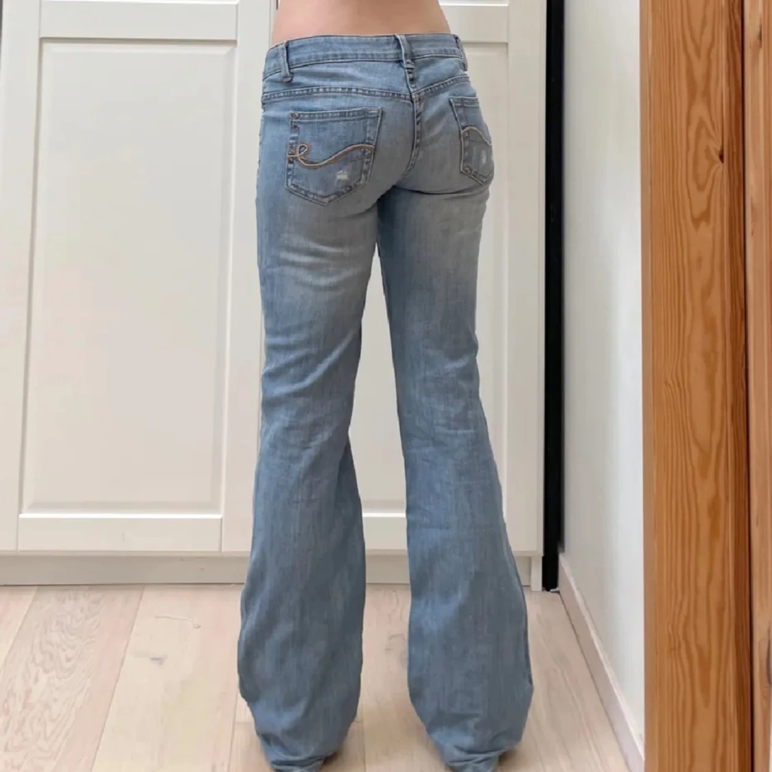 Ljusblå bootcut jeans