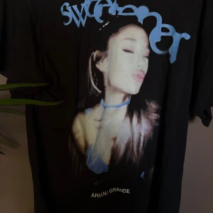 Svart Ariana Grande t-shirt från Bershka - Säljer min Ariana grande t-shirt från bershka för att den inte kommer till användning. Den är i st M och är i bra skick bara använd 1 gång. Säljer för 90kr+frakt