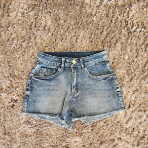 Blåa jeansshorts med fransar - Snygga blå jeansshorts som är fransade. Shortsen är perfekta för varma dagar. Skriv om du undrar något eller vill diskutera pris💖.