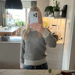 Grå stickad tröja - Säljer en tjocktröja som är perfekt för höst och vinter. Den är grå med lite svart och även svagt glitter. Har ej lapp men passar för mig som har xs/ s.