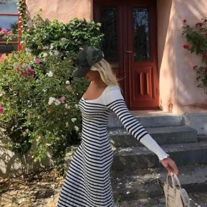 Randig långklänning zara - Snygg långklänning med svartvita ränder och långärmad design. Klänningen har en tight passform och är tillverkad i ett stretchigt material som sitter bekvämt. Lånade bilder