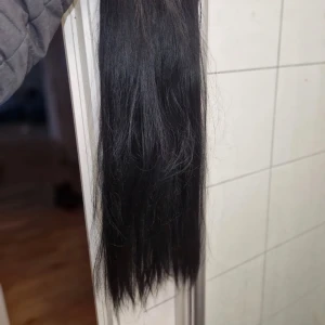 Brun hårförlängning med tejpfäste - Säljer en brun hårförlängning med tejpfäste. Håret är rakt och långt, med naturlig glans och mjuk känsla. Perfekt för dig som vill ha extra volym eller längd. Kommer i en praktisk plastpåse för förvaring. DOUBLE DRAWN! 35 fästen kvar ca