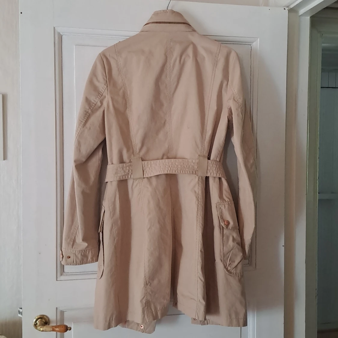 Beige trenchcoat med bälte - 1