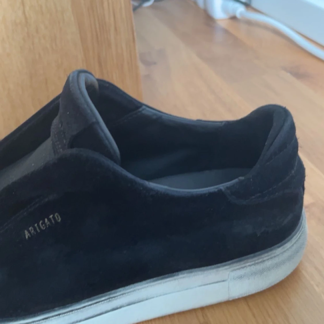 Svarta slip-on sneakers från Axel Arigato - 4