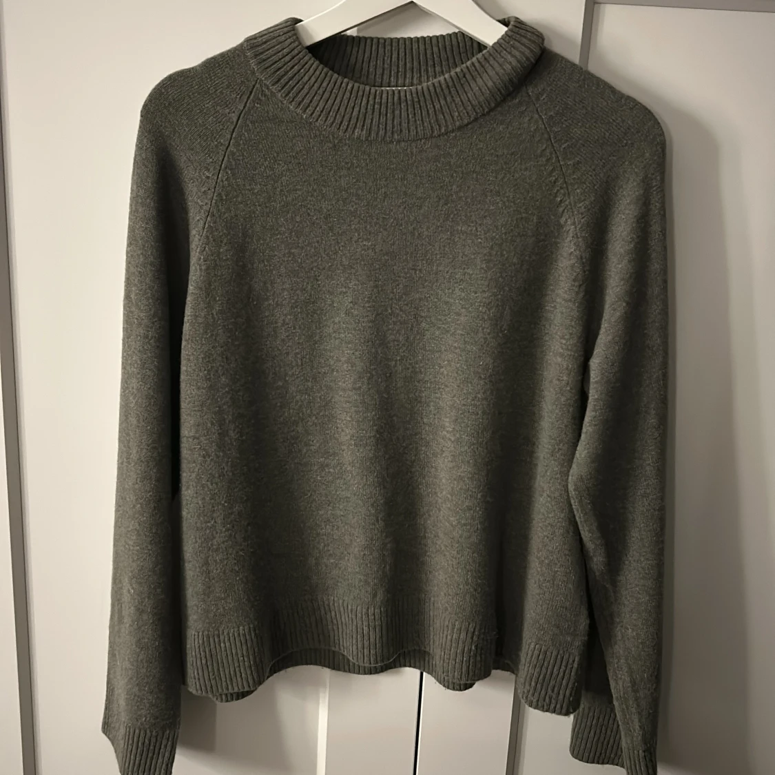 Grå grön stickad tröja 