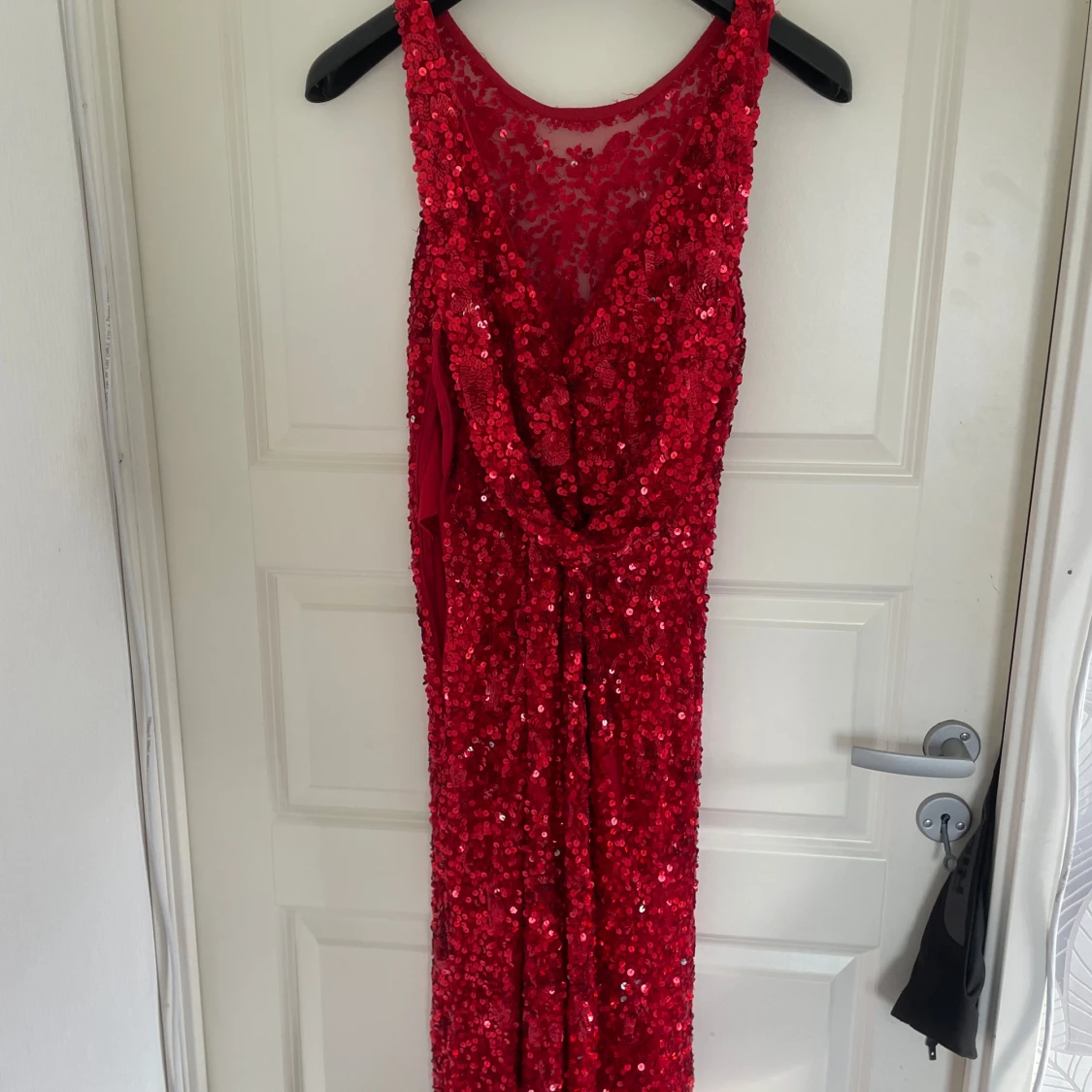 Röd paljettklänning med slits - 1