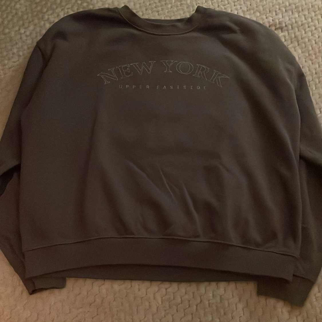 Mörkgrå sweatshirt med New York-tryck - 1