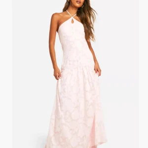 Ljusrosa långklänning med halterneck - Säljer min jättefina långtklänning med halterneck som jag köpte från Boohoo för ca 800kr. Den är perfekt nu till sommaren och midsommar. Endast använd en gång, som ny.💗