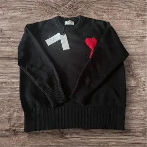 Ami paris stickad tröja - Stickad tröja i Ami Paris-stil – Svart 🖤 Säljer en svart stickad tröja i klassisk Ami Paris-design. Helt ny och oanvänd med tag kvar – säljs endast då den inte passade mig. Pasar cirka 180cm • Färg: Svart • Skick: Ny – tag kvar • Snygg passform och stilren design • Säljs p.g.a. att den inte passade  Obs: Oklar på äkthet – därav det låga priset.  📍 Finns i Linköping eller kan skickas mot fraktkostnad. Skriv vid intresse! #stickattröja #amiparisstil #herrmode #secondhandfynd #vintedfynd 