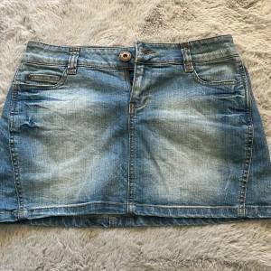 Lågmidjade jeans kjol - Jättefin lågmidjad jeans kjol. Midjemått: 38 cm💞💞