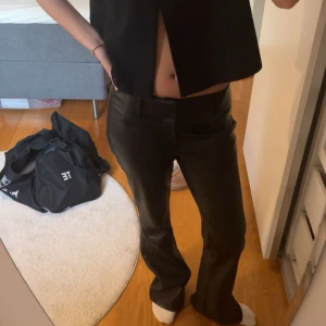 Svarta skinnbyxor från Gina Tricot - Säljer ett par svarta skinnbyxor från Gina Tricot 💕byxorna är knappt använda och i jättebra skick, dem finns inte längre att köpa🩷jag är 170 cm för referens 💗