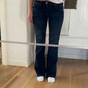 Flared low waisted jeans - Säljer dessa low waisted flared jeans från H&M! Bilderna är mina💙 Skriv om du har frågor/funderingar!
