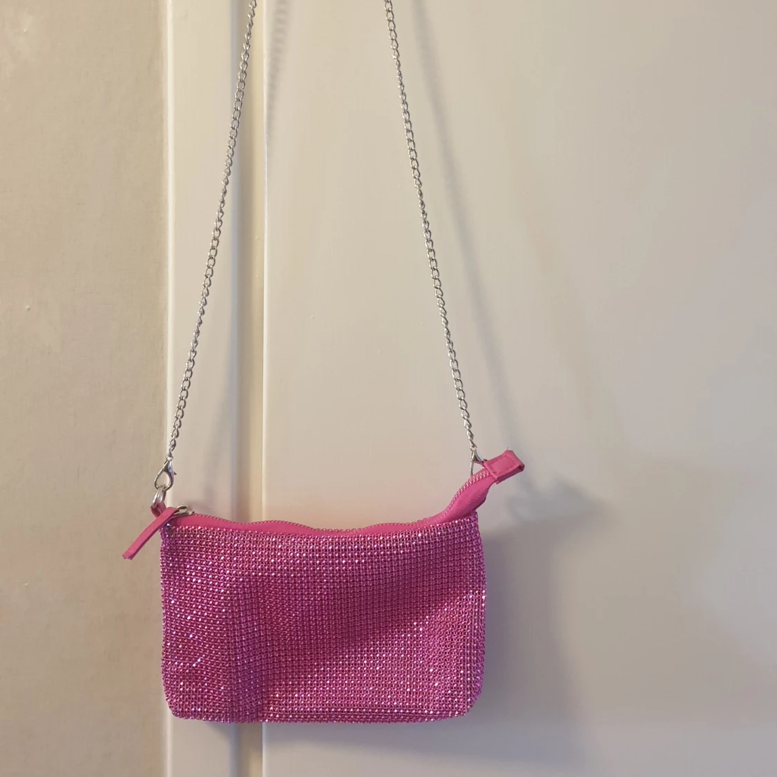 Rosa glittrig axelväska från Primark