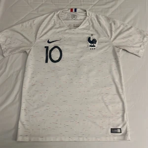 Frankrike fotbollströja Mbappé 10 - Säljer en vit Frankrike landslagströja (VM 2018)  från Nike med nummer 10 och Mbappé på ryggen. Tröjan är köpt från en Nike affär i Paris 2018.