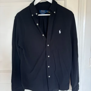 Ralph Lauren skjorta - Säljer Ralph Lauren skjorta storlek S, använd max 5 gånger och i väldigt bra skick. Nypris: 1500kr, mitt pris: 799. Hör av er om ni har frågor, frakt ingår ej.  Jag är 182cm lång och väger 78kg för referens.