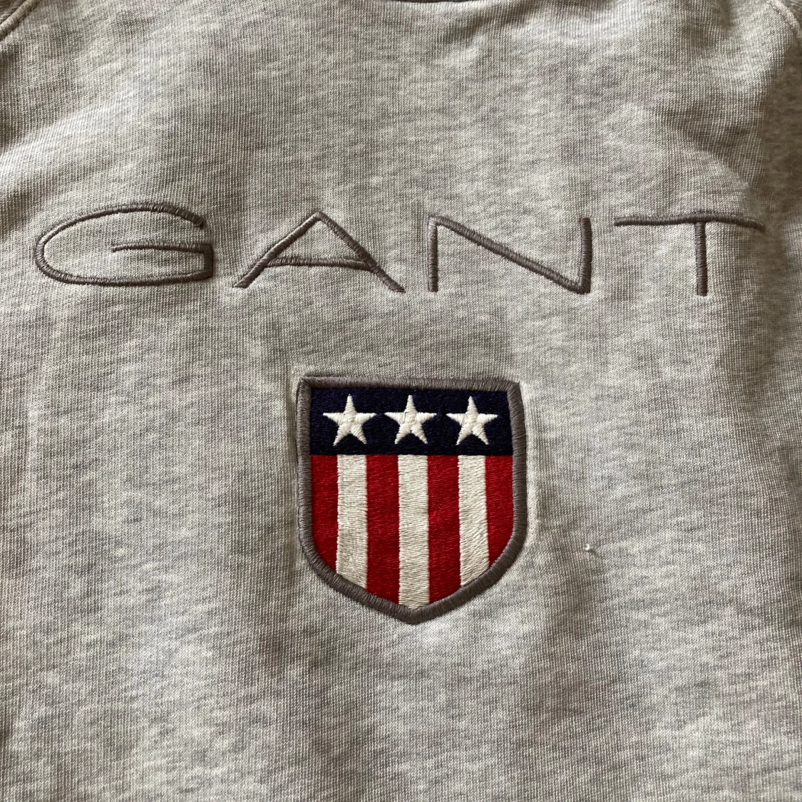 Grå hoodie från GANT med broderad logga - 3