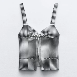 Rutig Zara topp - Säljer denna rutiga Zara topp i storlek S för 400kr. Den är i väldigt bra skick, då den aldrig har kommit till användning. Jag har enbart testat den🖤