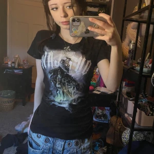 Cool t-shirt - Super fin t-shirt med coolt tryck på framsidan och baksidan❤️ det står den är storlek L men skulle säja den sitter mer som en S eller M❤️