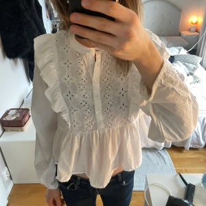 Blus - Fin blus! Ena ärmen är har tappat elastbandet, men har fixat det lite som syns men går nog att laga! 