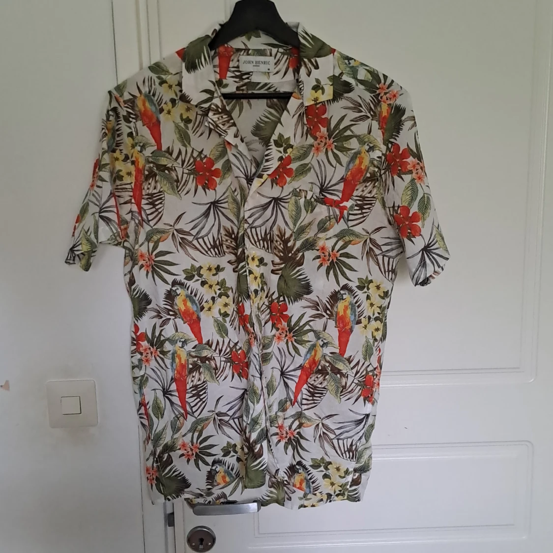 Blommig kortärmad skjorta med papegojor från John Henric
