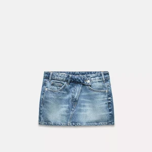 Minikjol i denim - Säljer min minikjol från Zara i storlek XS, använd 1 gång. Nypris 379kr