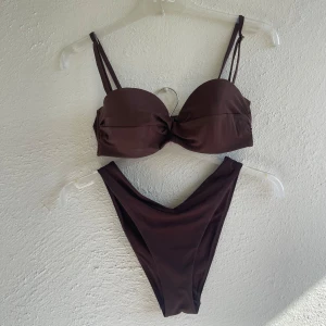 Mörkbrun bikini med bygel och hög midja - Snygg mörkbrun bikini med vadderad bygel-bh och dubbla axelband. Storlek S/M🤎