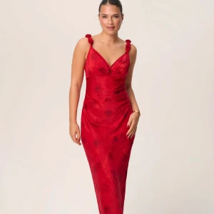 Adoore Klänning - SPRILLANS ny adoore klänning. Lapparna är kvar, endast provad. Säljer pga att jag inte hann skicka tillbaka då jag valde en annan klänning❤️