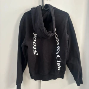 Stockholm surfboard club  - Stockholm surfboard club hoodie storlek XS, felköp. Passar 160-165. Unisex. Aldrig använd av mig, men köpt av annan här på vinted. Nypris ca 2000sek.  Snabb affär prioriteras