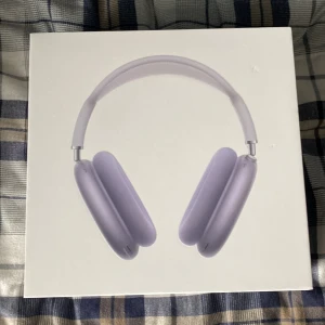 Air^Pods^Max - Hej säljer dessa då dem ej kommer till användning sen jag köpte dem. Jag föredrar hörlurar man stoppar in i öronen och vill därför sälja dessa😄